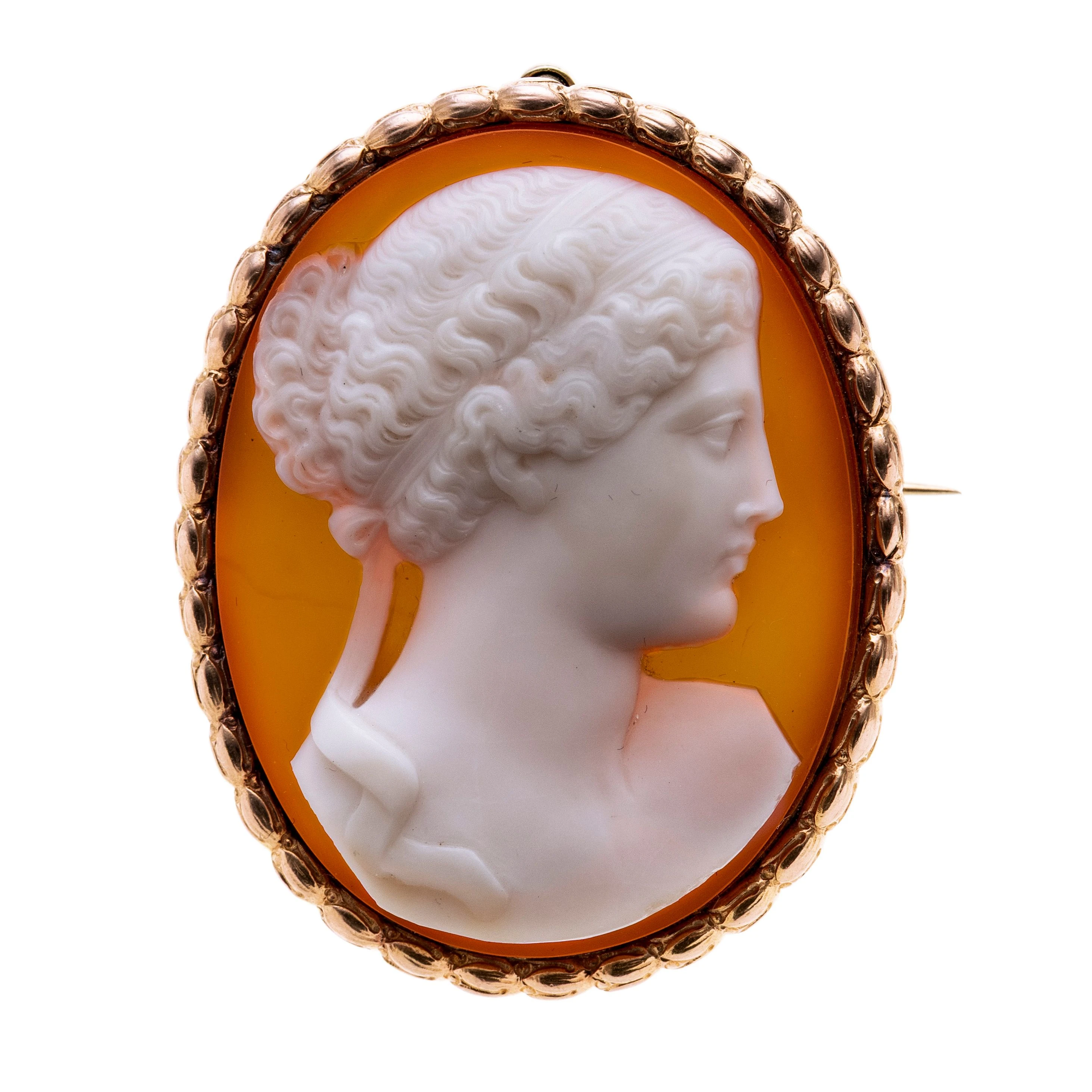 Oval mit einer Frauen-Gemme (n. r.), Achat. Rahmen wie ein Perlstab-Ornament.