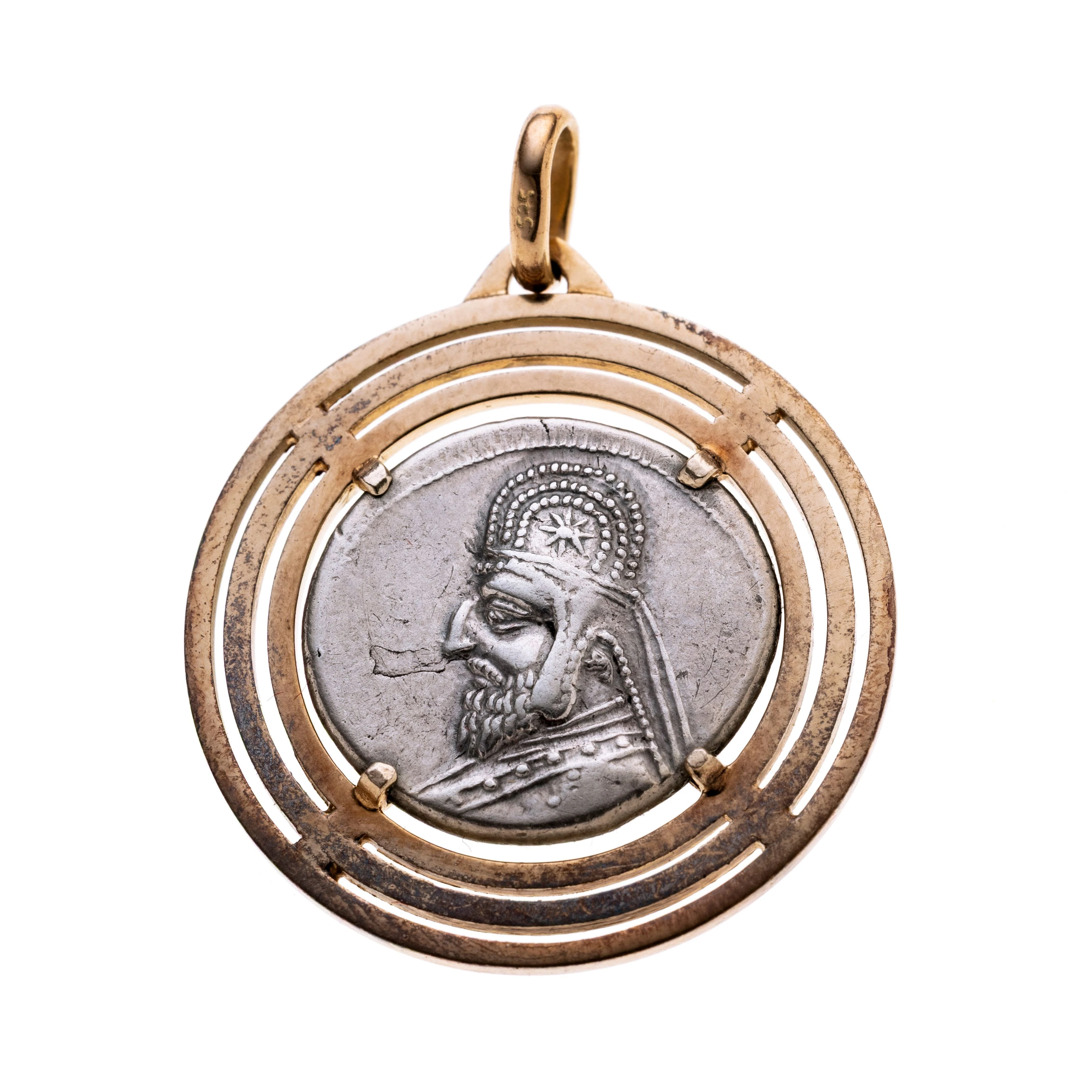 Eine Münze (Drachme, Patherreich, Mithridates III, 87-80v. Chr. ) in Gold gerahmt bestehend aus drei Ringen.