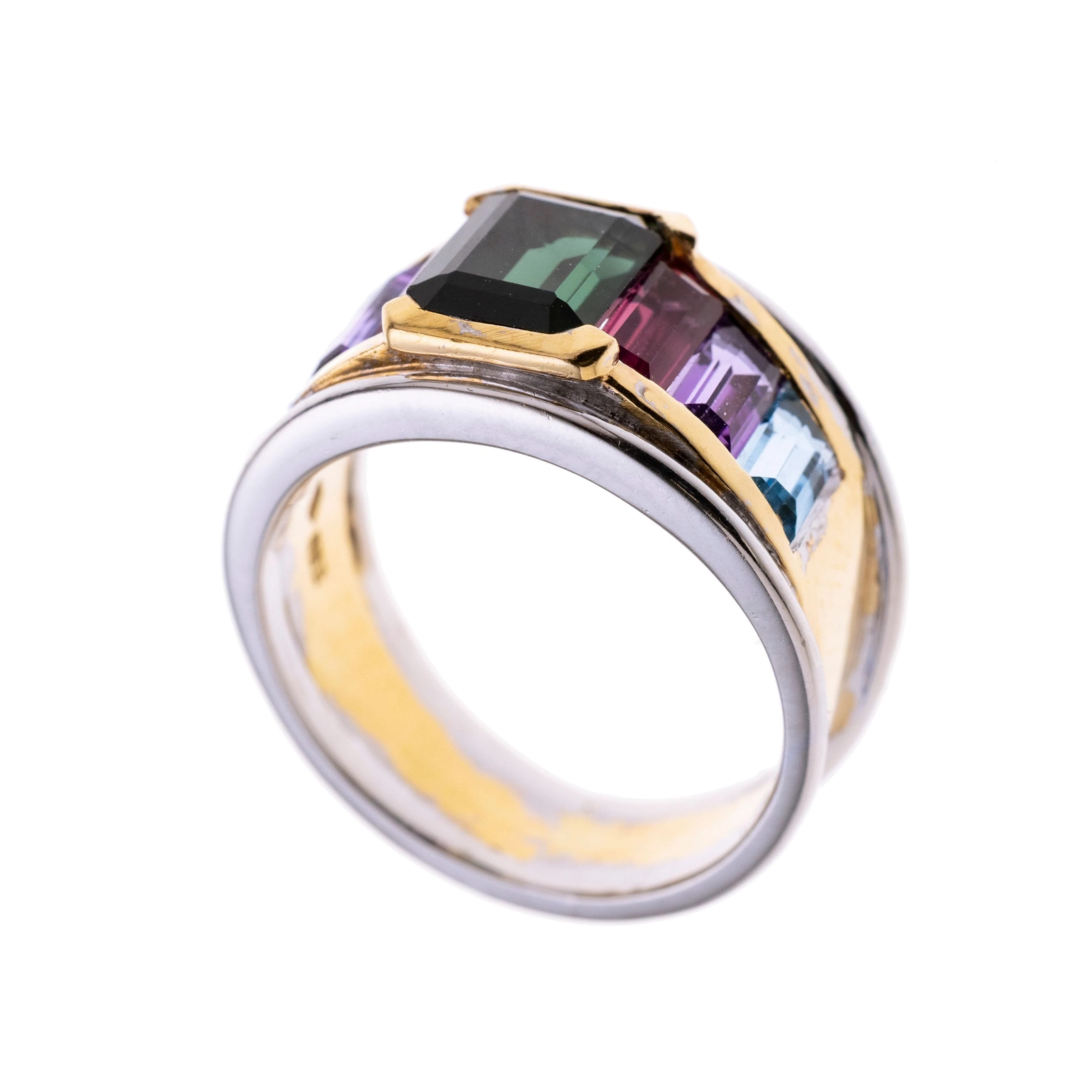 Ein Bandring mit mittig einem Turmalin in Zargenfassung, flankiert wird dieser von je einem rosa Turmalin, Amethyst und Aquamarin in Kanalfassung. der Rand der Ringschiene wurde aus Weißgold gearbeitet.