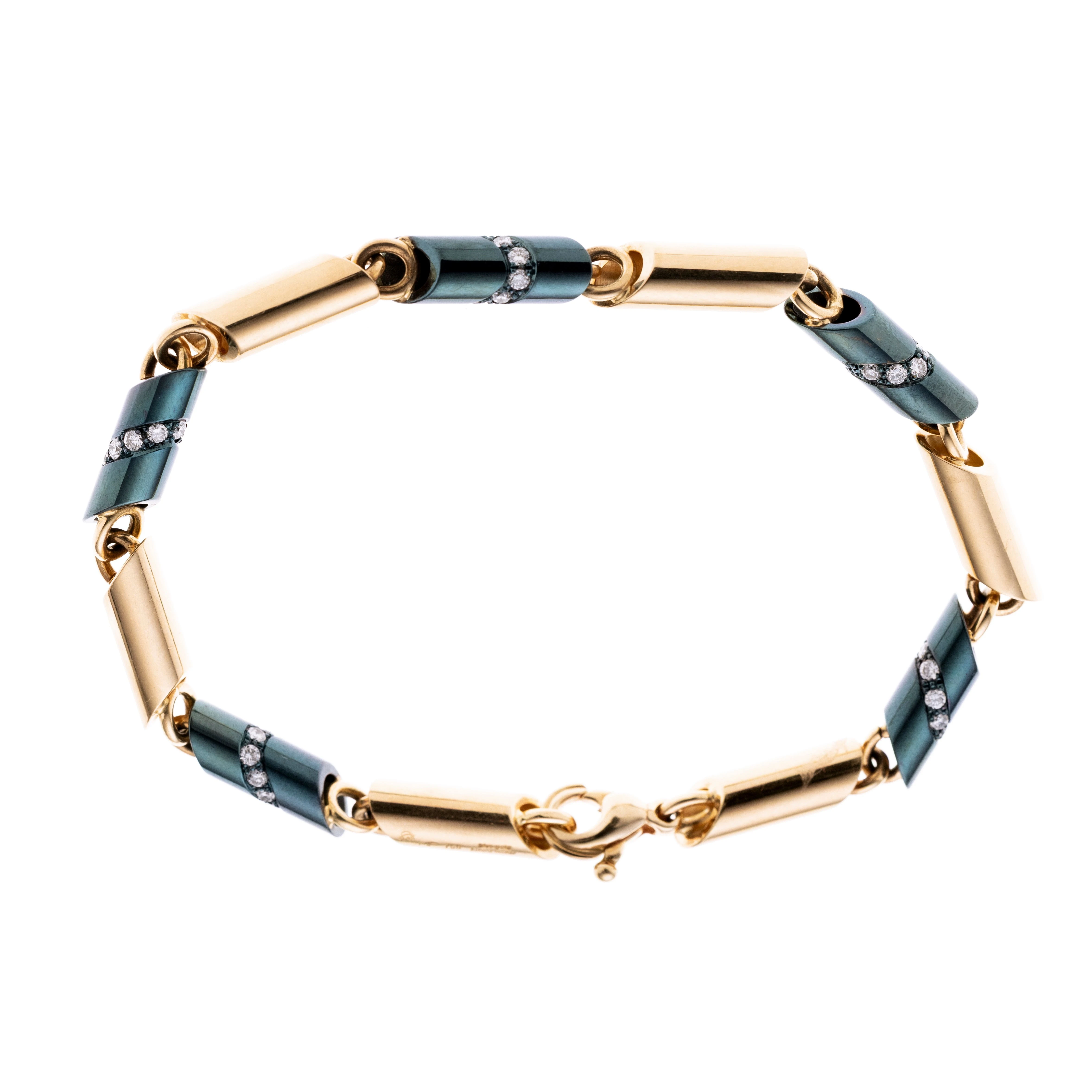 Tonenförmige Glieder aus Gelbgold und Blau-Gold (15% Fe), verbunden durch Ösen. Die Blau-goldenen sind jeweils mit 9 brillanten besetzt (insg. 45 je cc. 0.03 ct) Signiert Ludwig Müller.