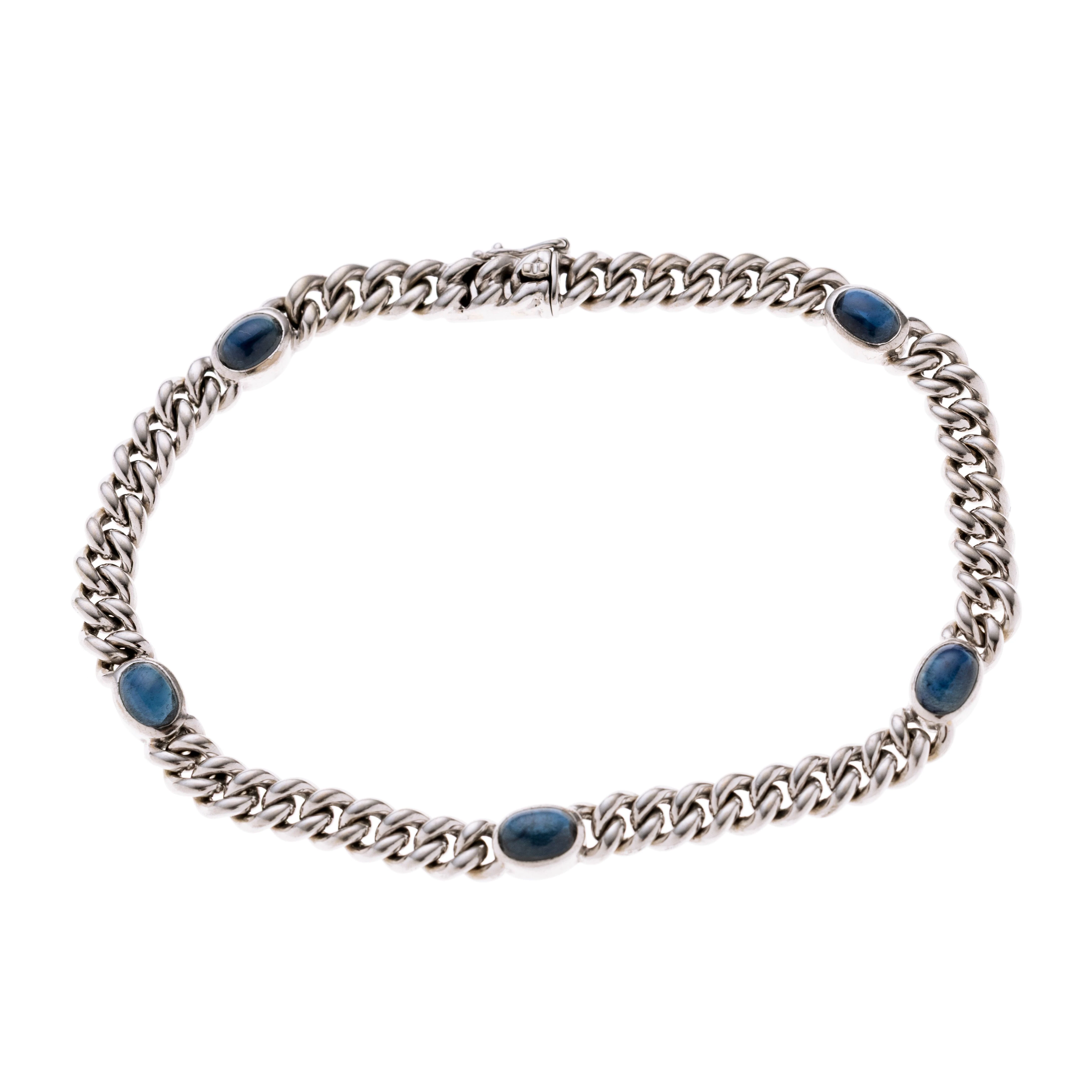 Ein Rundpanzer-Armband gefertigt aus 750/- Weißgold mit 5 Saphir-Cabochons von insg. 3,75 ct.