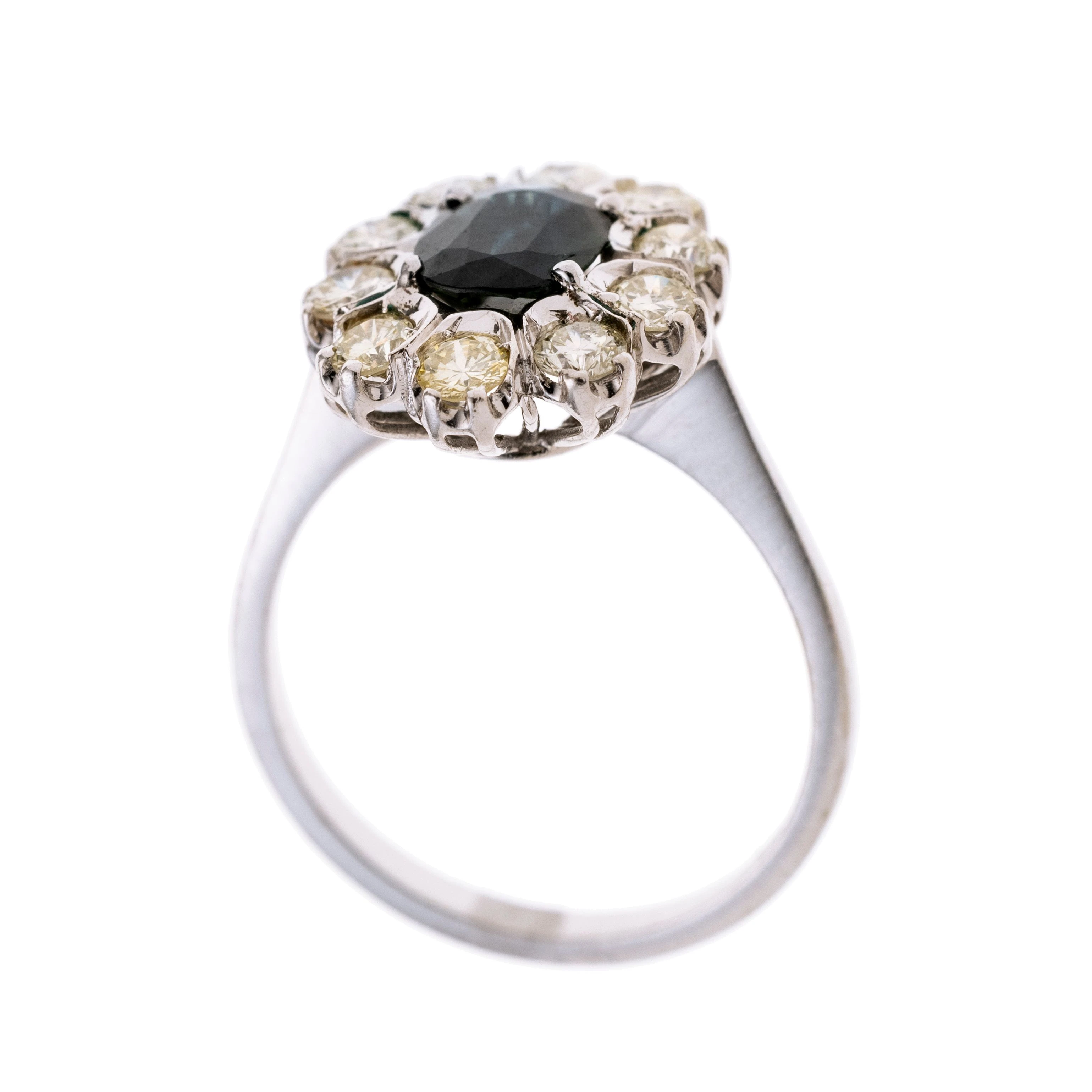 Ein ovaler Saphir karmoisiert von 10 Brillanten à ca. 0.07 ct.