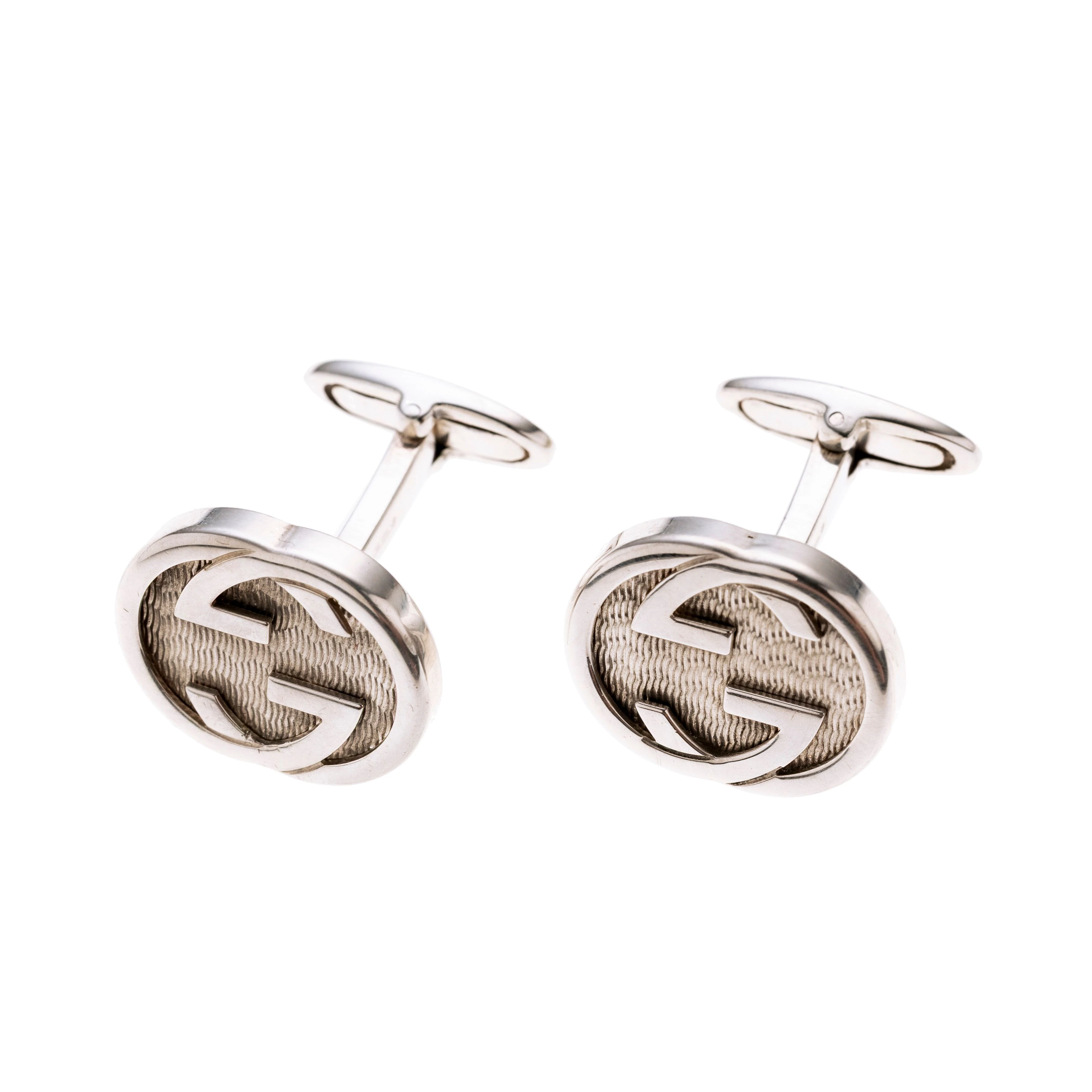 Ein Paar ovale Manschettenknöpfe gefertigt aus Silber, vorderseitig zeigen sie das Doppelmonogramm vor guillochierter Fläche, der rückseitige, ovale Steg ist poliert und mit Gucci gestempelt. Inkl. Staubbeutel, Gucci-Schachtel