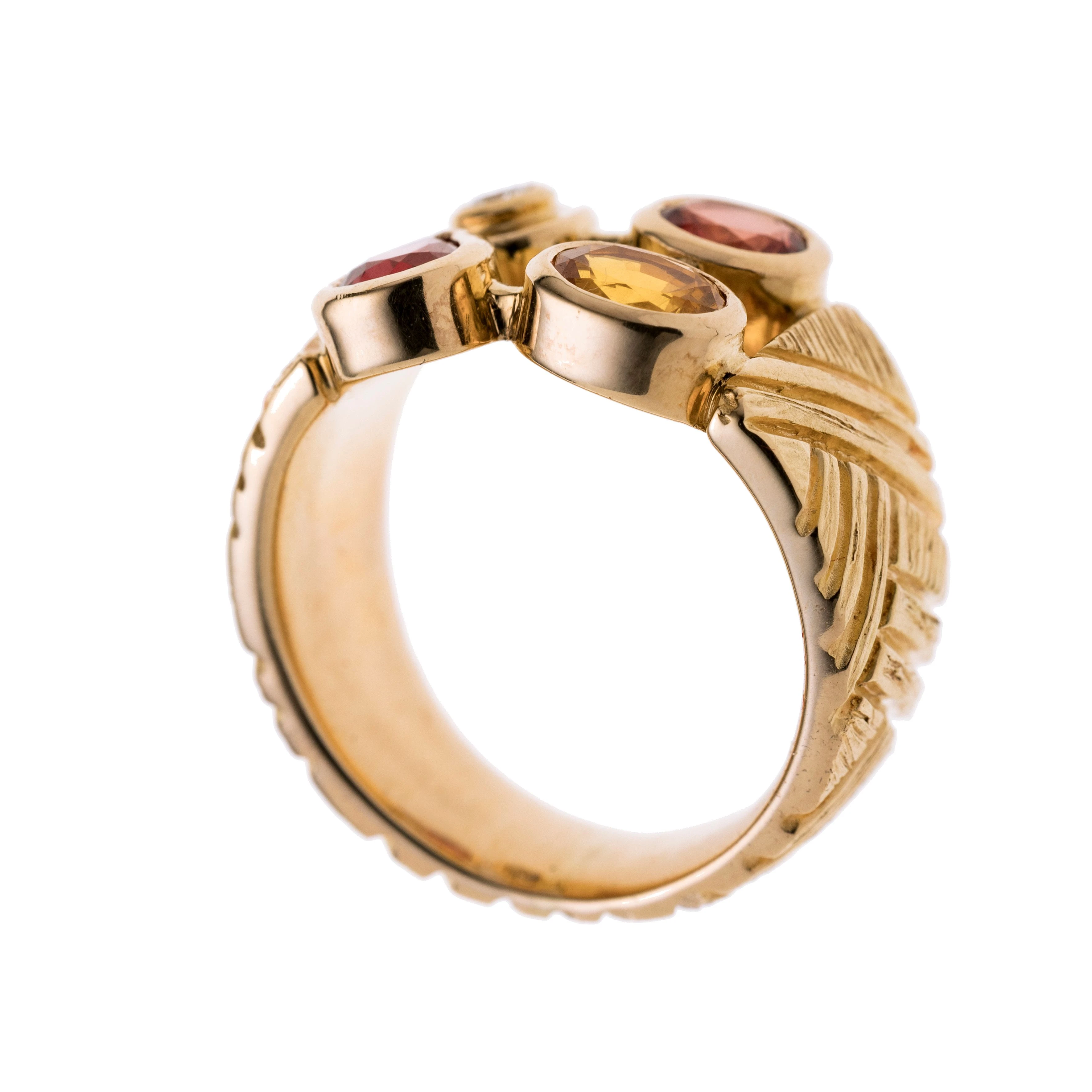 Bandring mit gravierter Flechtbandornamentik, Ringkopf durchbrochen gearbeitet besetzt mit einem Diamanten 0.06 ct, zwei oval geschliffenen und einem tropfenförmigen Saphir in den Farben Orange und Gelb (zus. 1,94 ct.)
