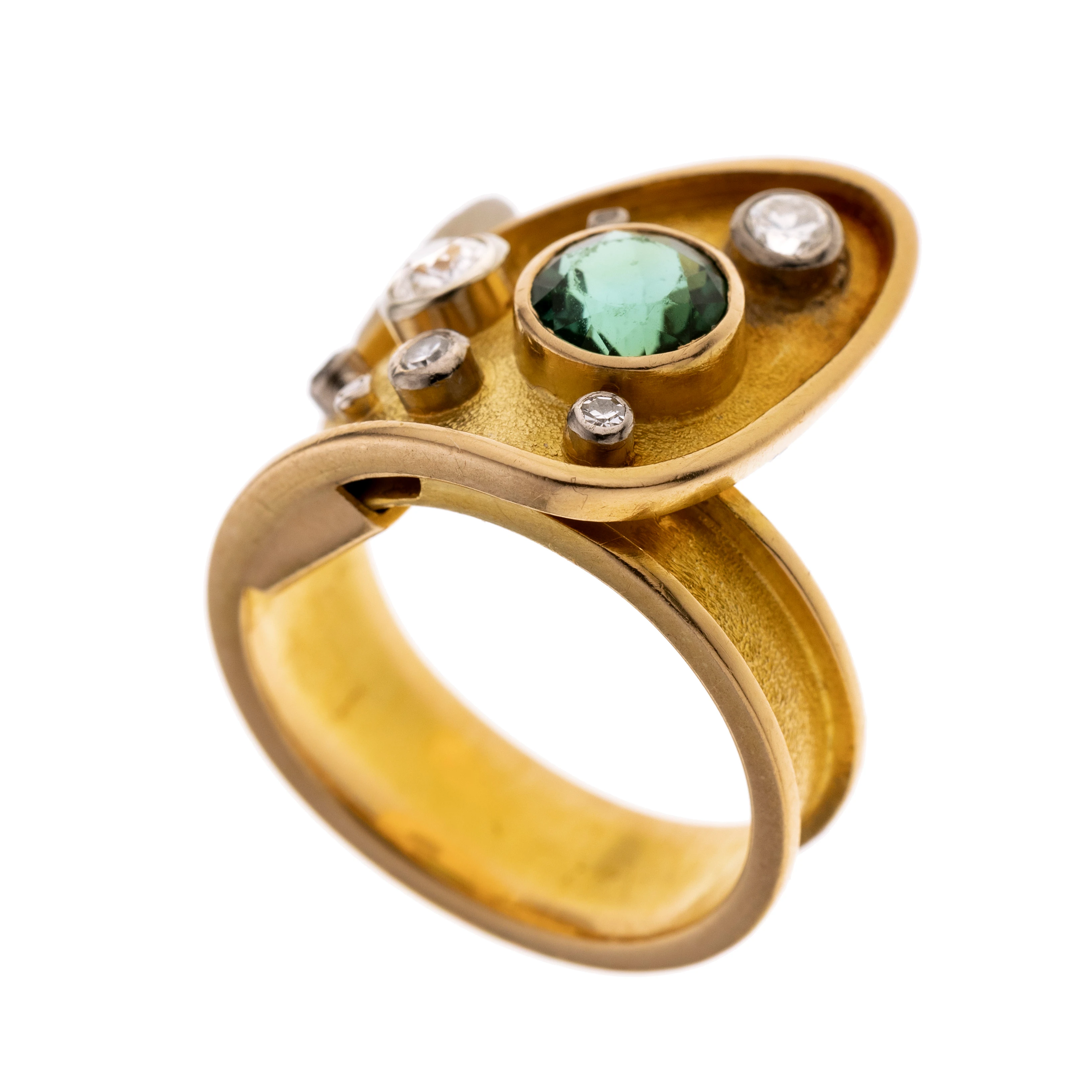 Schildförmiger Ring verstellbar mit einem Turmalin in Zarge und sieben Diamanten.