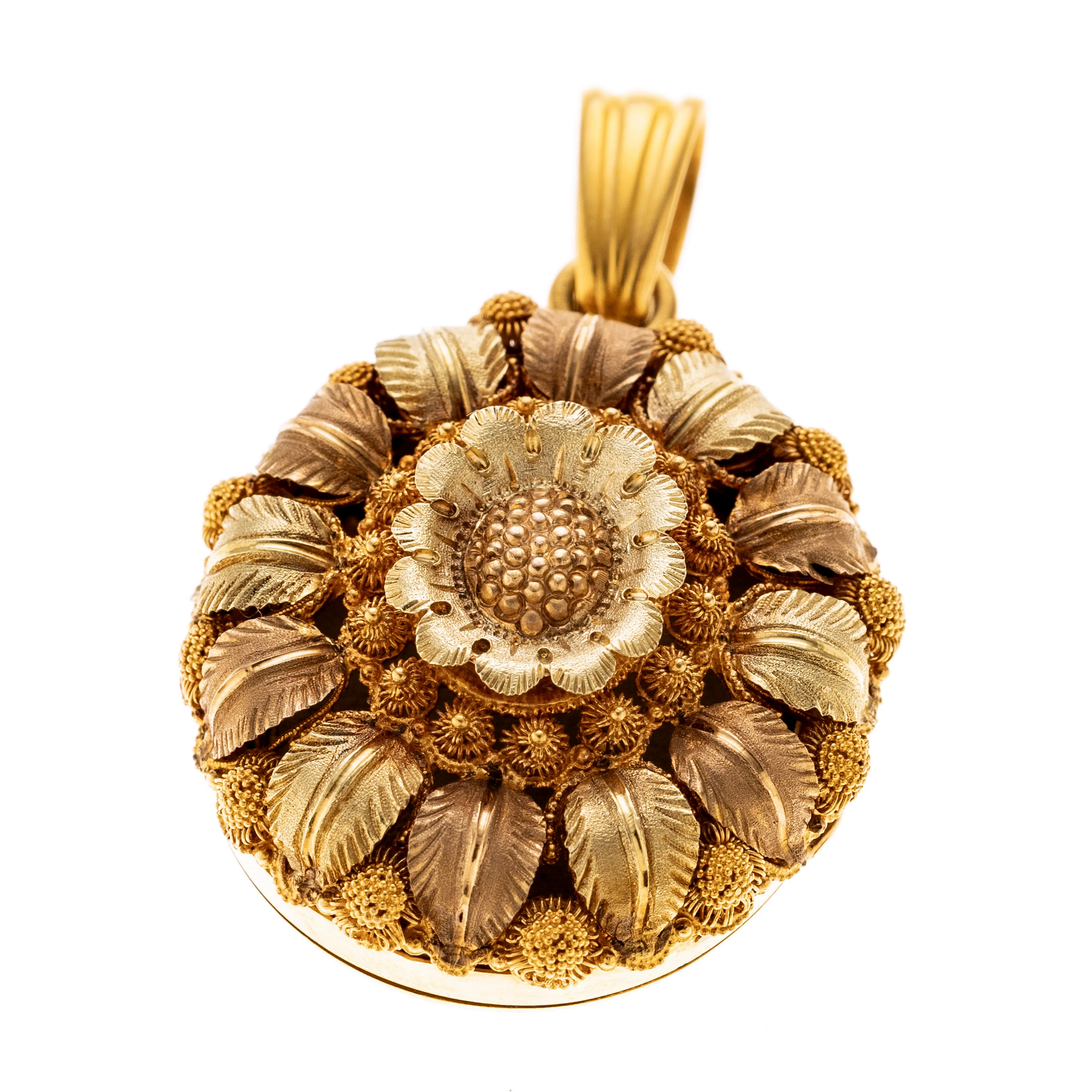 das plastische Dekor dieses ovalen Medaillonanhängers zeigt eine stilisierte florale Rosette mit zentralem Blütenmotiv, umgeben von reliefierten blattartigen Elementen und zarten an Granulation erinnernde Details. Die differnzierte Oberflächenbehandlung verleiht dem Schmuckstück eine lebendige Tiefenwirkung.