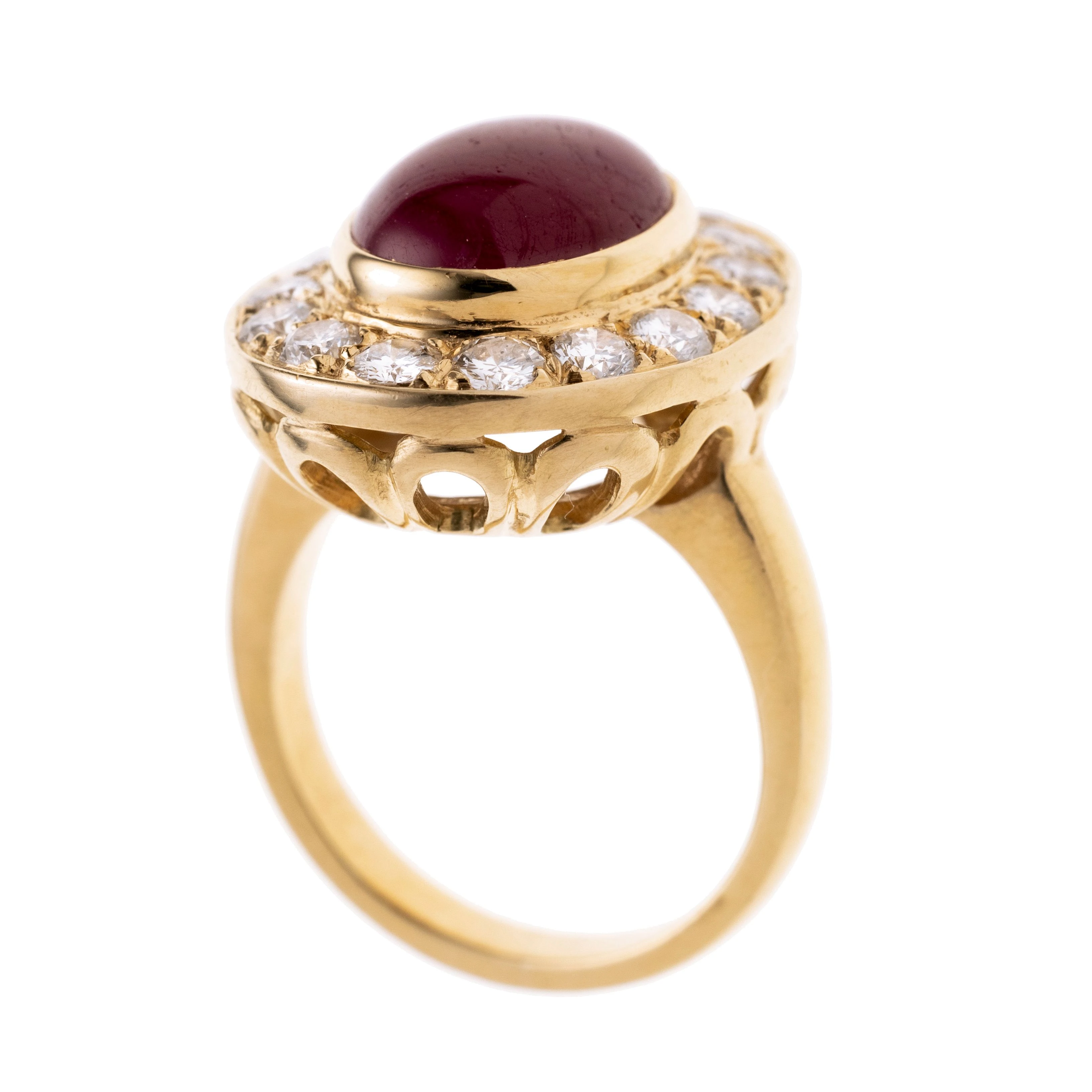 Ein Rubin-Cabochon, der von insgesamt 16 Brillanten gerahmt wird.