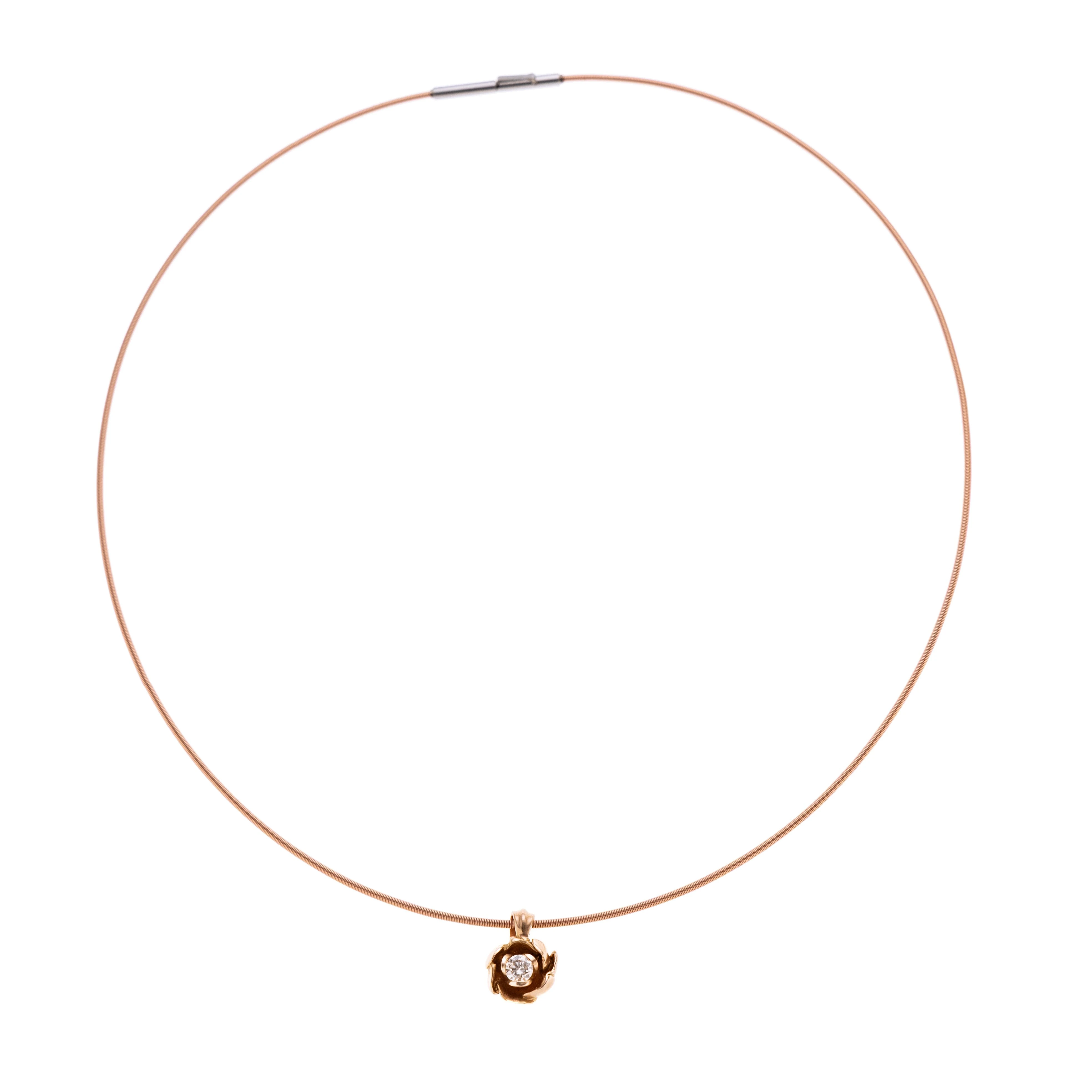 Ein Roségold Reif mit Bajonetteverschluss aus Stahl, daran beweglich zum abnehmbar ein Blütenanhänger mit einem Diamanten gefasst in drei Krappen.