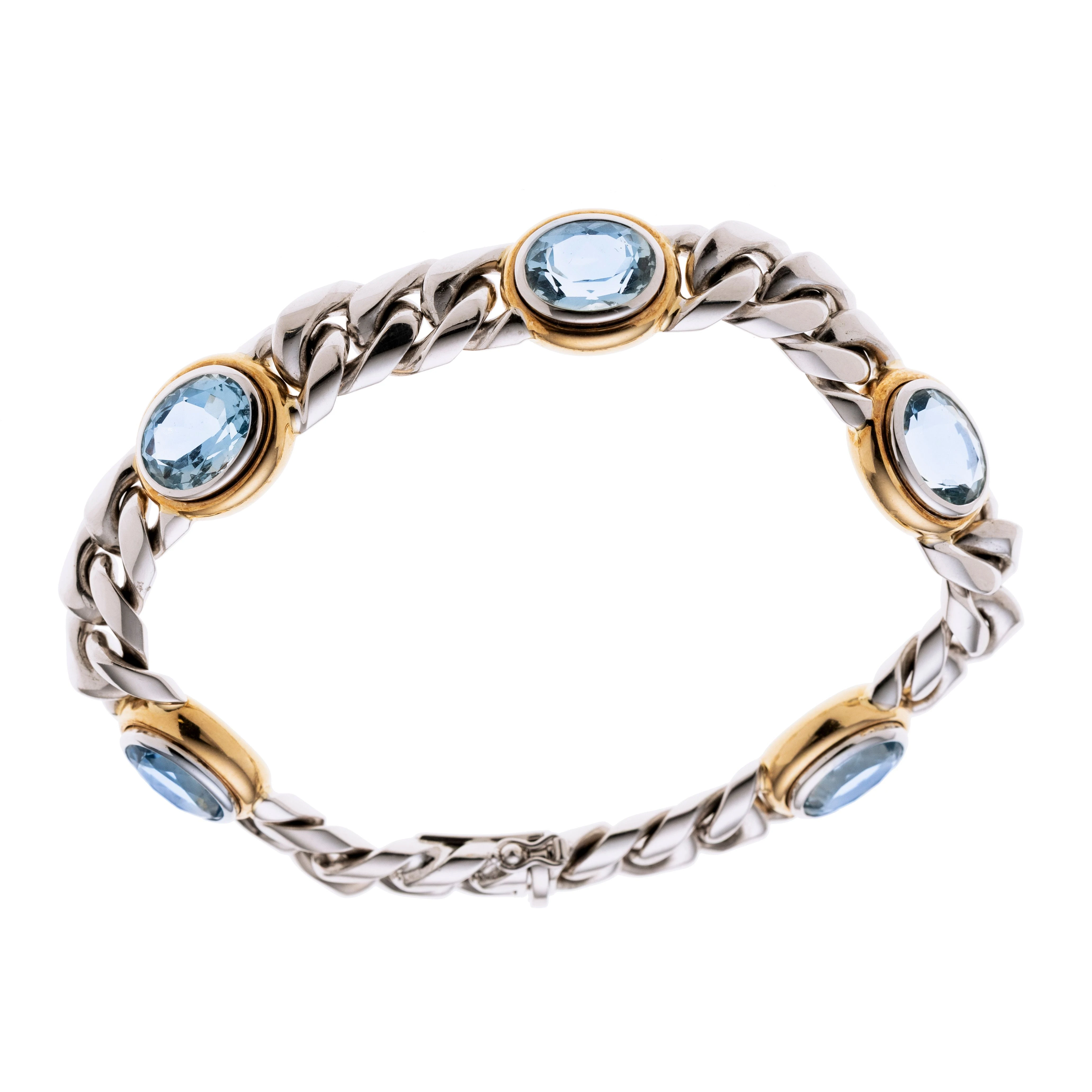 Ein dickes Panzerarmband mit insgesamt 5 facettierten Aquamarinen in einer gelbgoldenen Zargenfassung. Signiert "eTh"