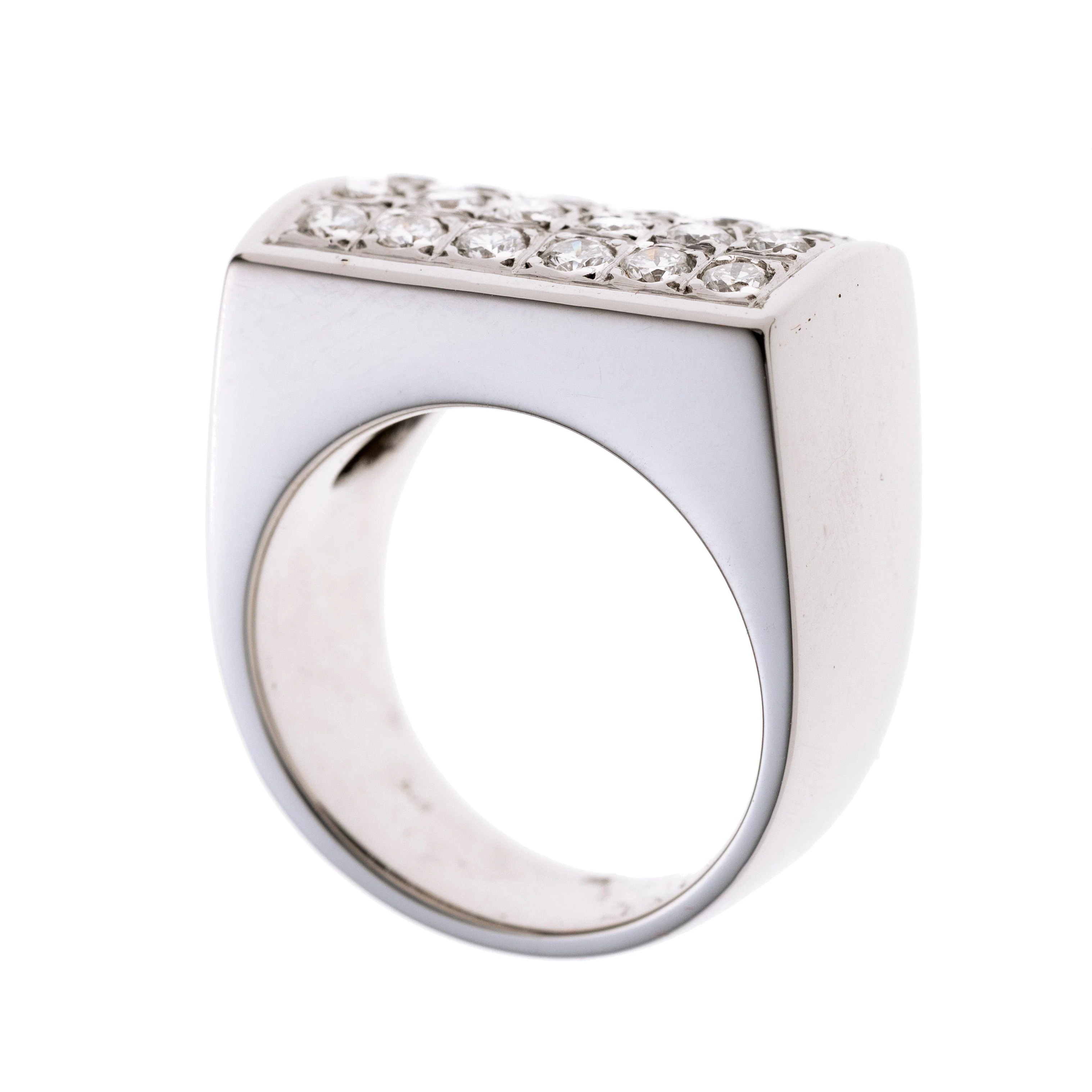 Ein rechteckig, quer angelegter Ringkopf mit 18 Brillanten à ca. 0.04 ct im Carrée besetzt.