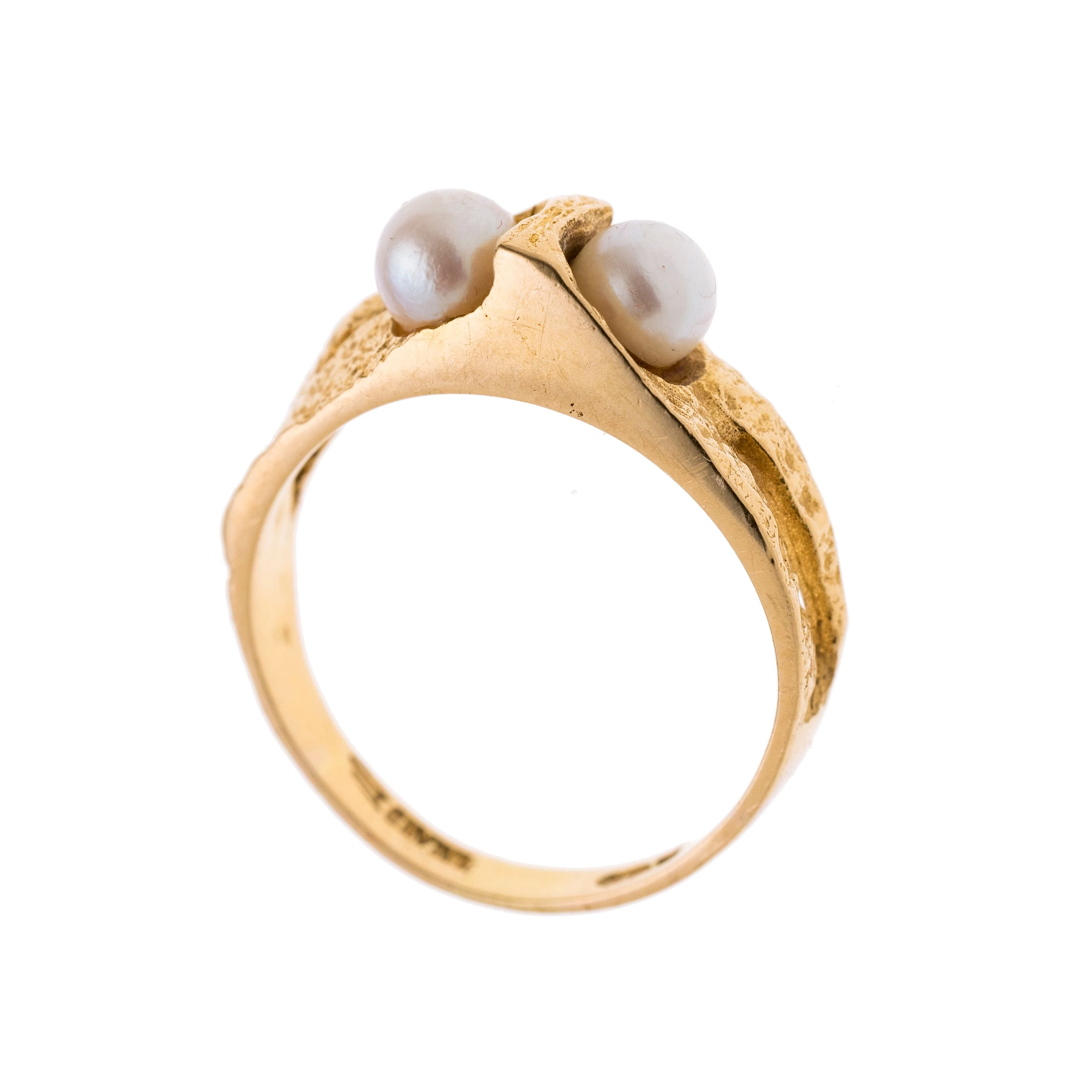 Ein strukturierte Ring mit zwei Perlen. Modell "Kuiskaus Whispering".