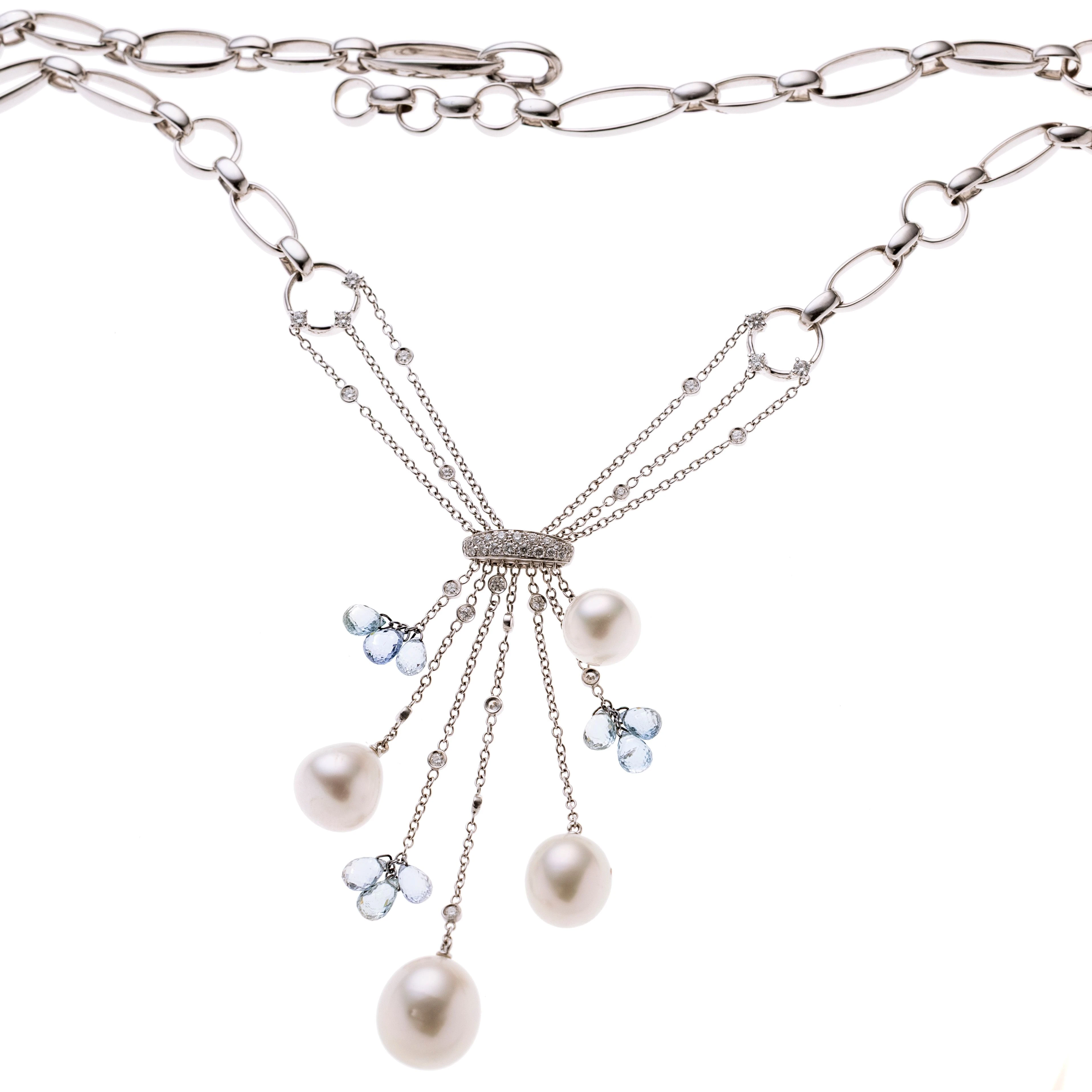 Wg-Kette mit großen Gliedern, abgehängt vier Perlen und neun facettiert. Aquamarin-Tropfen, an Kettchen und Riegel.