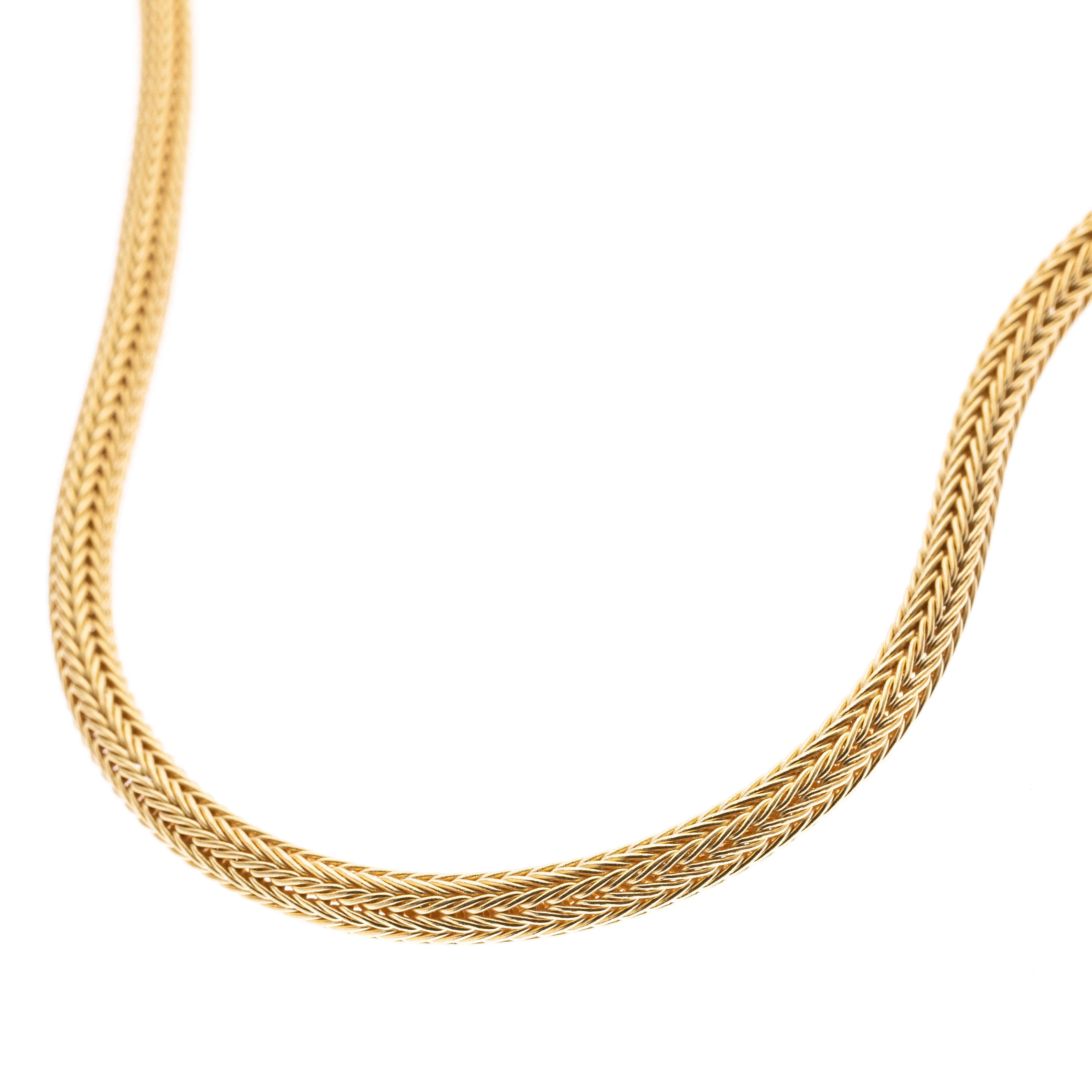 Eine 5 mm breite Strickkette mit Bajonettverschluss. Signiert