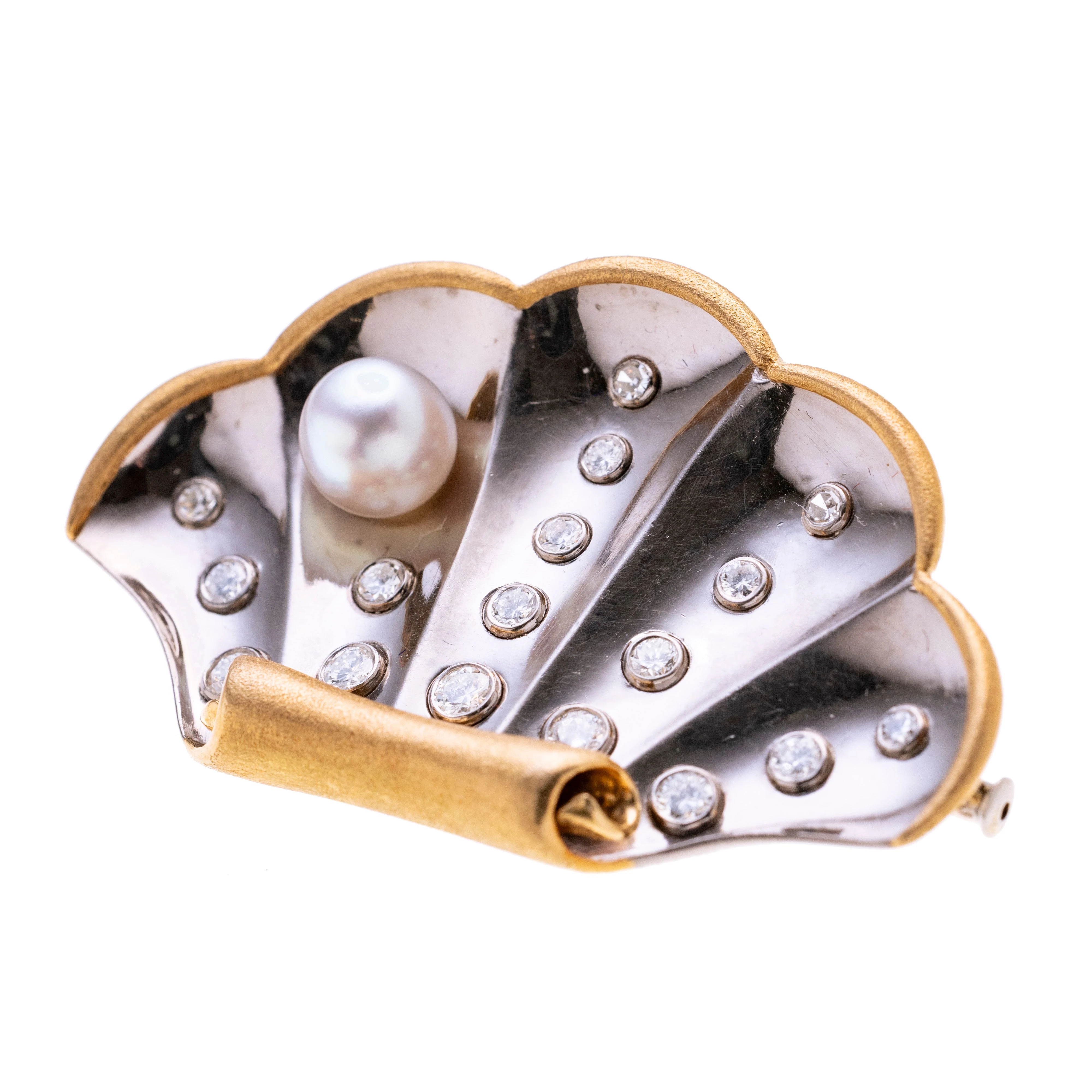 Eine Muschel aus Weißgold mit einer Perle und 17 eingelassenen Diamanten.