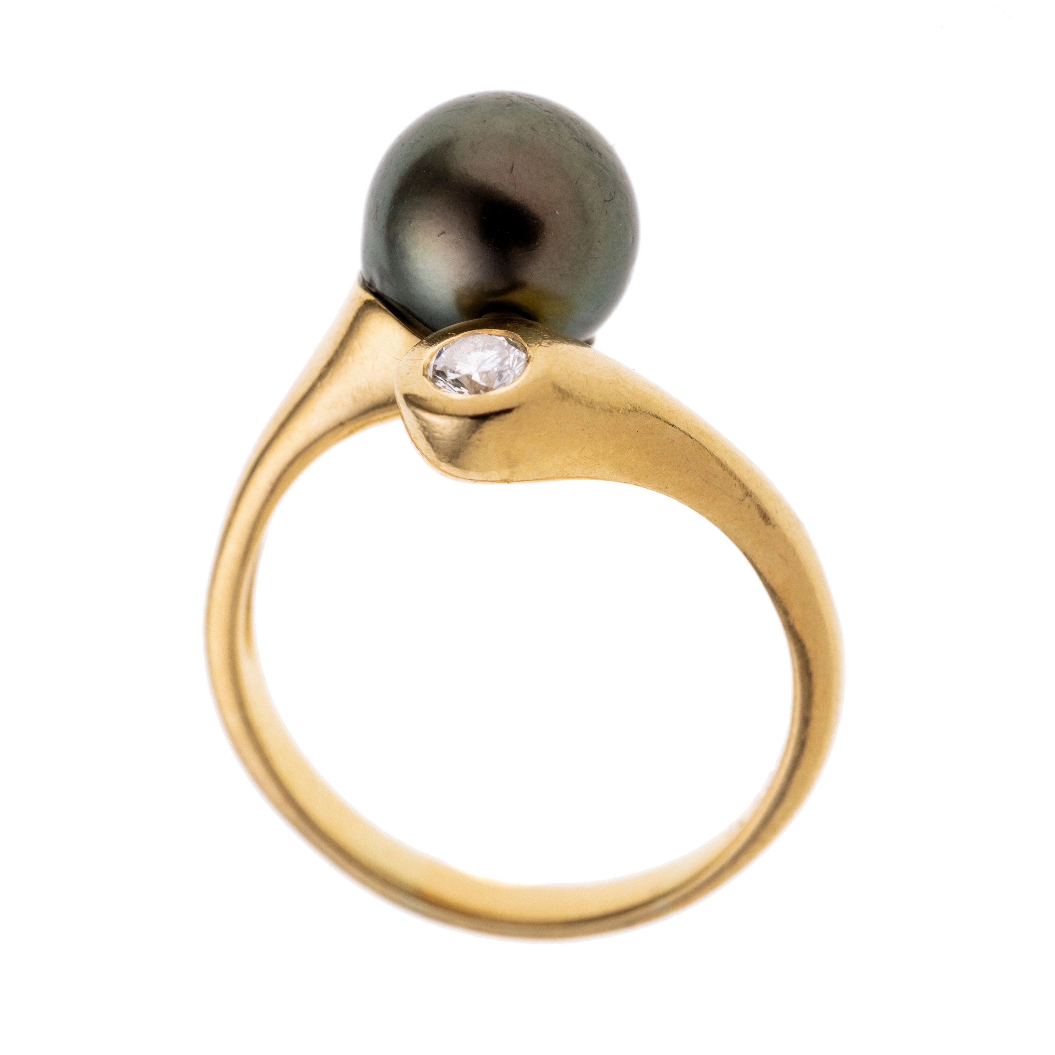 Ein schmaler Goldring mit je endet einer Tahitiperle und einem Brillanten.
