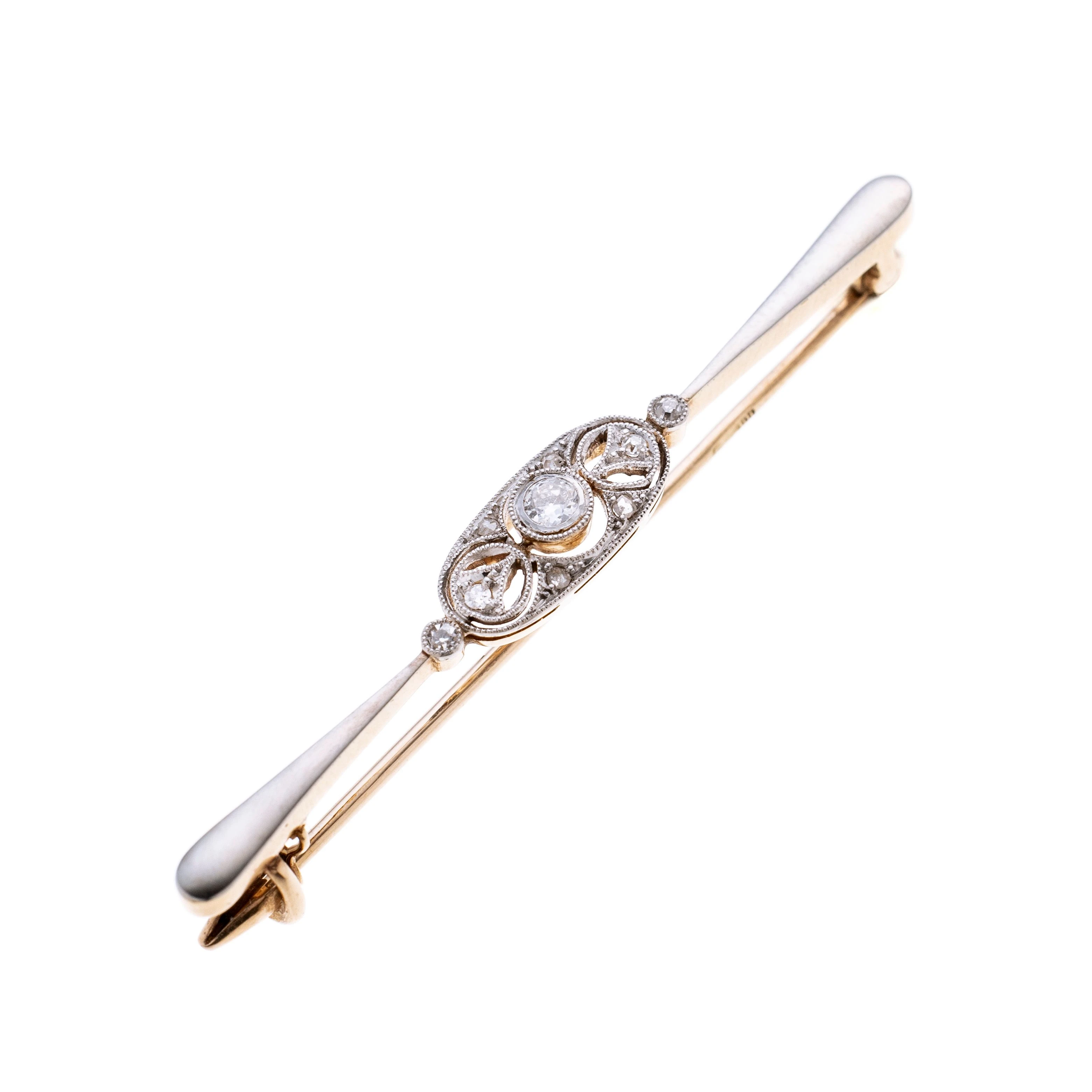 Mittig mit einem ovalen durchbrochenes Element besetzt mit Diamanten und mittig einem ca. 0.07 ct Altschliffdiamanten in Zargenfassung