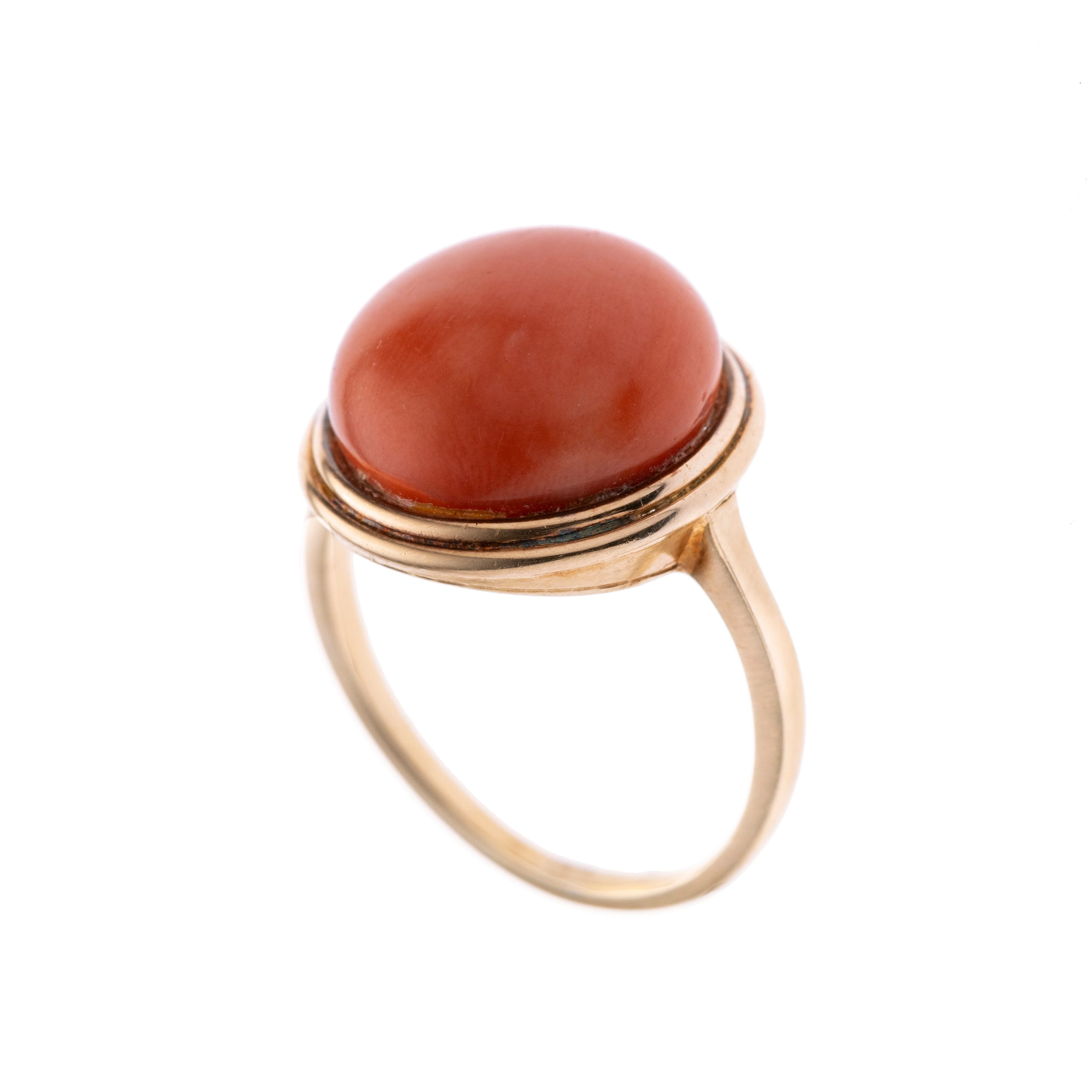 Eine zarte Ringschiene mit einem Korallenbouton als Ringkopf.